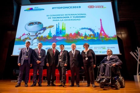 Foto de las personas que han participado en la inauguración