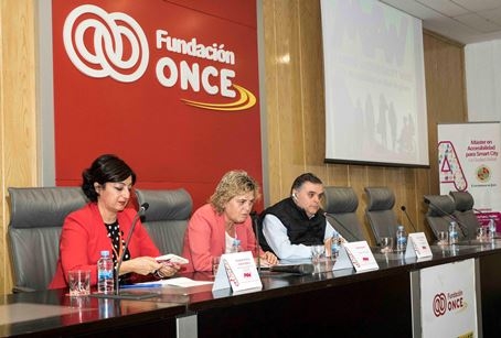 Foto de las personas que han participado en la inauguración de la MAW en Fundación ONCE