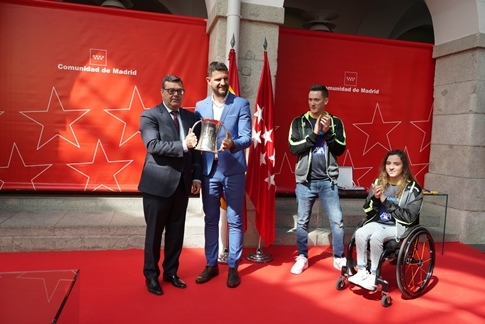 Foto del ofrecimiento de la Copa
