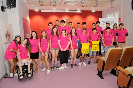 Foto de los participantes en el campus
