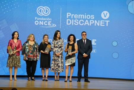 foto de los premiados con la Reina en el escenario