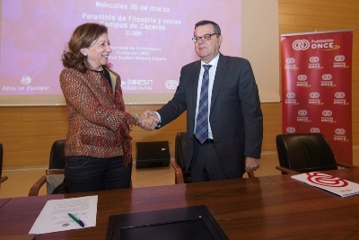 Foto del saludo tras la firma del convenio