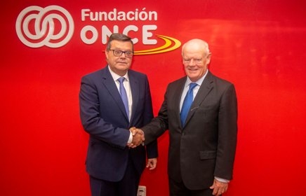 Foto del saludo tras la firma del convenio