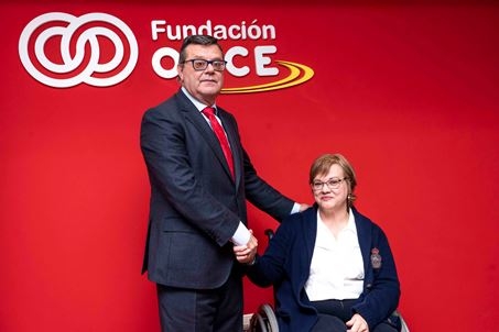Foto del saludo tras la firma del convenio