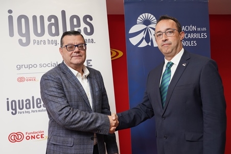 Foto del saludo tras la firma del convenio en Fundación ONCE