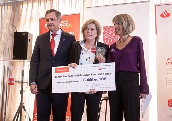 Momento en el que Teresa Palahí recibe el premio
