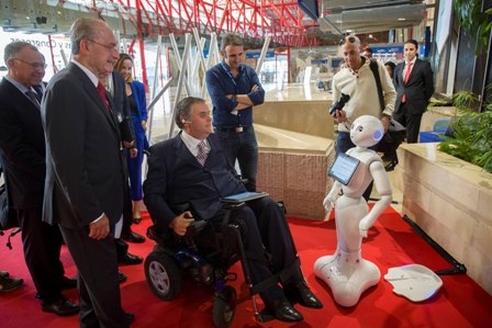 Foto de las autoridades con el robot PACA