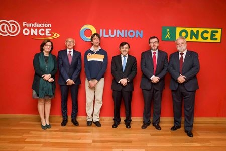 Foto de familia de las personas que han participado en la inauguración
