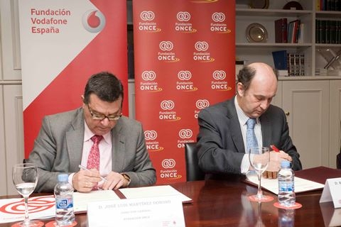 Foto del momento de la firma del convenio