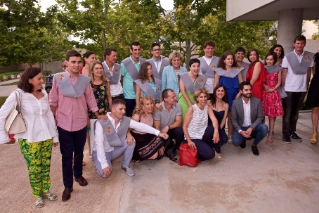 Foto de los representantes de las entidades con los alumnos