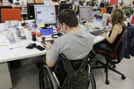 foto de una persona con discapacidad en su puesto de trabajo
