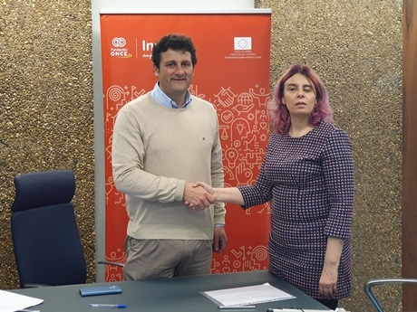 Foto del saludo tras la firma del convenio