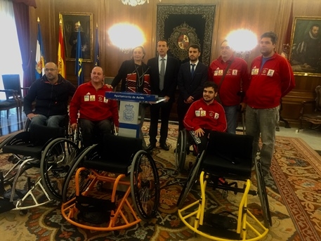 Foto de la donación de las 3 sillas por parte de Fundación ONCE a Cosa Nuesa