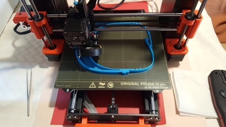 Fotod e una impresora 3d imprimiendo una visera