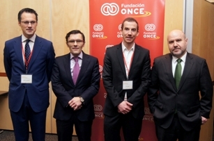 Foto de familia de las personas que han participado en la inauguración de la jornada de GRI y Fundación ONCE