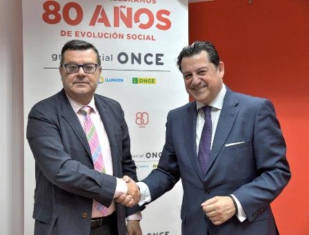 Saludo tras la firma del convenio en Fundación ONCE