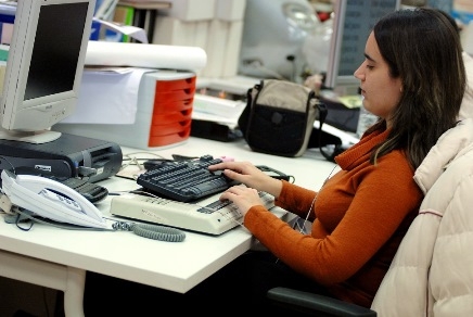 Foto de una mujer ciega en su puesto de trabajo