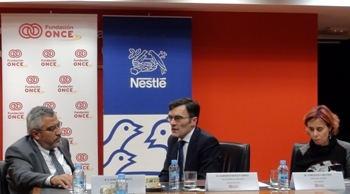 Foto de uno de los momentos de la firma del convenio