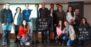 Foto de Enrique Floriano con los universitarios