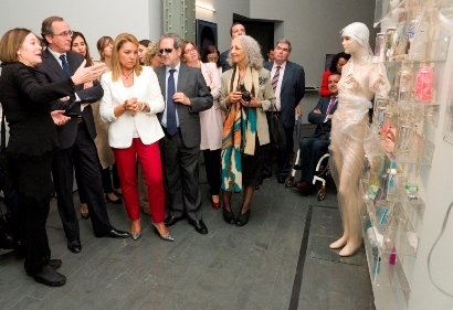 Foto del Ministro Alonso viendo la obra