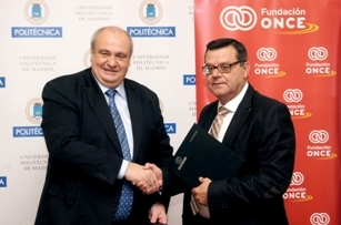 Foto del saludo tras la firma del convenio