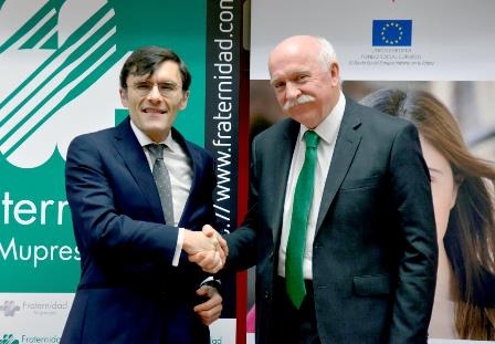 Foto del saludo tras la firma del convenio