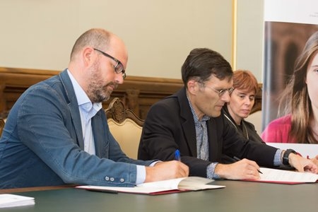 Foto del momento de la firma del convenio