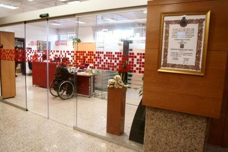 Fotografía de la entrada a la sede de Fundación ONCE