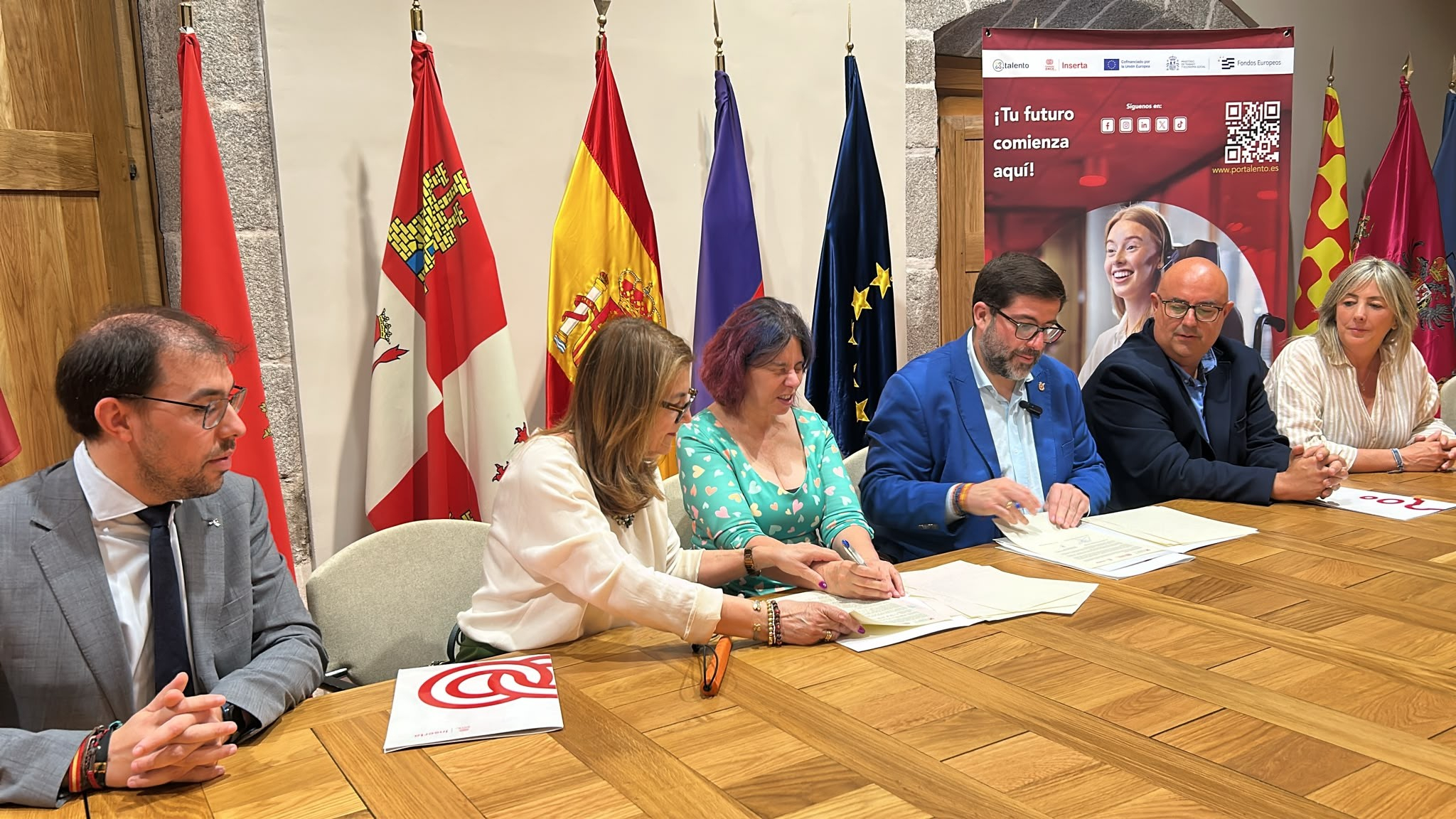 Foto de la acto de firma del acuerdo