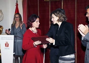 Foto de Virginia Carcedo recibiendo el galardón de manos de la Reina