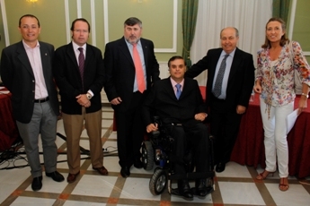 Foto de familia de las personas que han intervenido en la inauguración