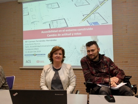 Foto de carmen en su ponencia