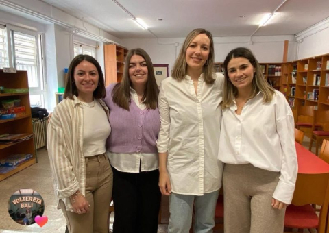 Foto de cuatro mujeres sonriendo.