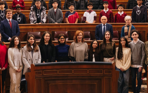 Imagen de niños posando en el congreso de los diputados.