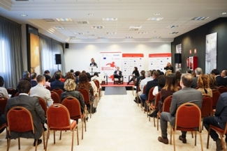 foto en la que se ve la sala desde detrás con el público