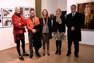 Foto de familia de las personas que han participado en la inauguración de la exposición de Fundación ONCE