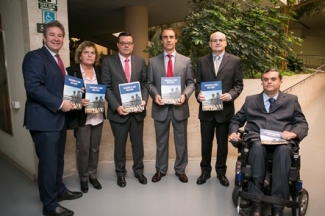 foto de familia con el documento