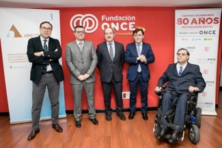 Foto de familia tras la firma del convenio en Fundación ONCE