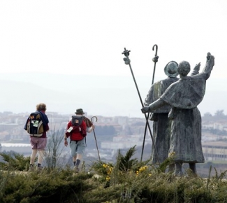 Foto de dos peregrinos haciendo el camino de santiago