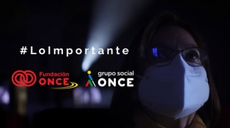 Frame de spot en el que se ve a una trabajadora de Fundación ONCE