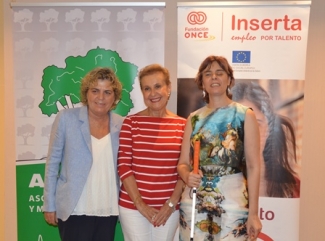 Foto de las 3 personas que han firmado el convenio