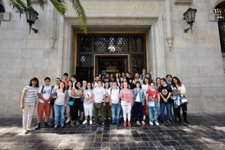 foto de los alumnos en la puerta del Banco de España en Valencia