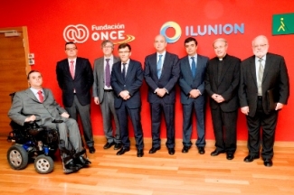 Foto de familia antes de la firma del convenio en Fundación ONCE