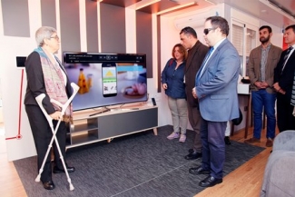 Foto de un momento de la visita a la Casa Inteligente de Fundación ONCE