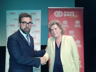 Foto del saludo tras la firma del convenio. Fundación ONCE