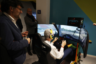 Fotografía del secretario de Estado alemán en su visita a Por Talento Digital probando el simulador