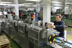 Foto de una personas con discapacidad trabajando