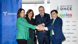 Foto de los presentes en el acto entrelazando las manos