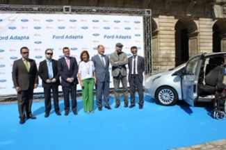Foto de familia de las personas que han participado en la presentación de Ford Adapta en Santiago