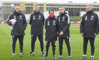 Fotografía de Bryan junto al seleccionador